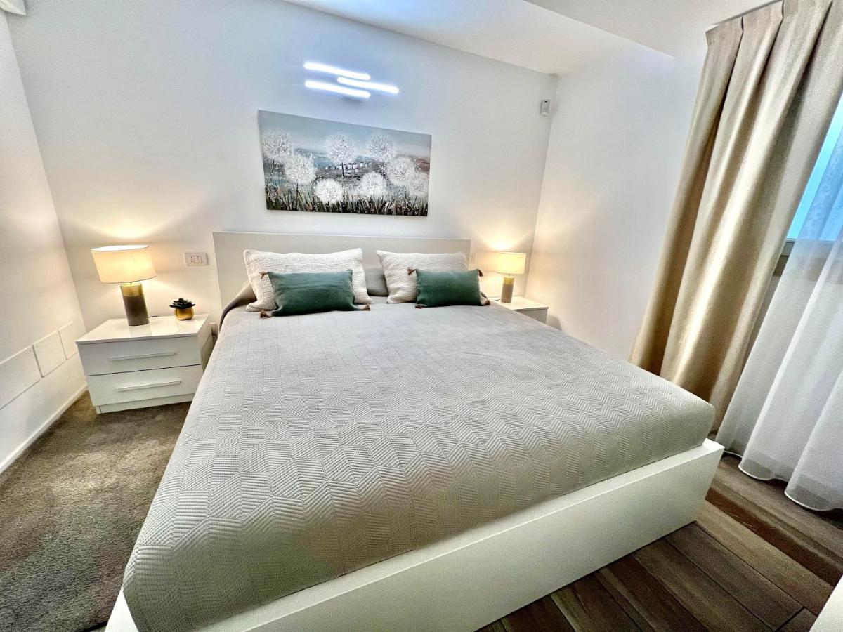 Paganini Suites And Apartments 시르미오네 외부 사진